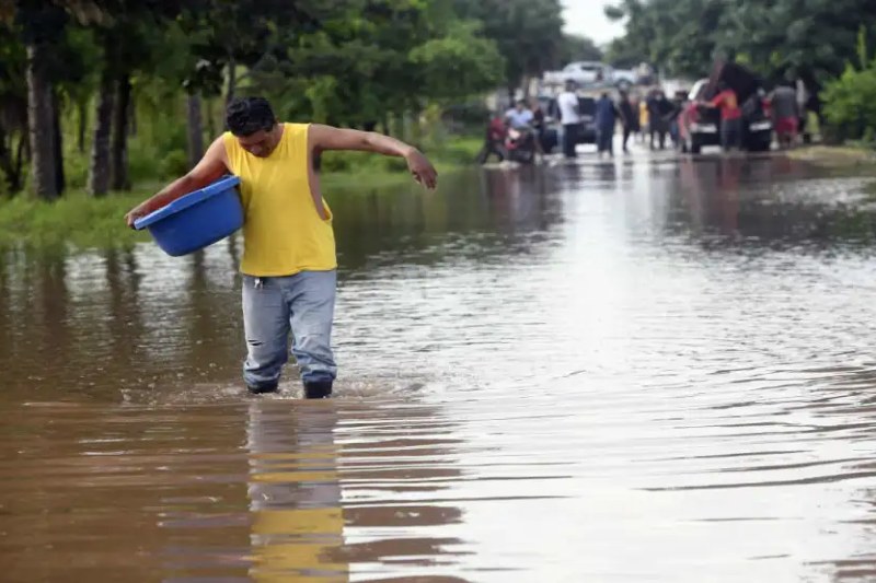 Hasta el momento se registraron 1.204 viviendas completamente destruidas, por lo que evacuaron a 103 familias en La Paz, Santa Cruz y Potosí. La gravedad de la situación se refleja en el número de víctimas, ya que hasta ahora se han contabilizado 55 fallecidos y 8 desaparecidos. El Gobierno anunció planes para gestionar recursos externos y movilizar ayuda a las zonas más afectadas. 