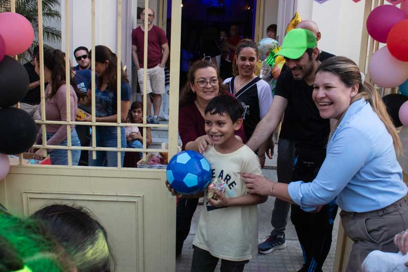 Aunque la capilla solo prestó el espacio, el festejo fue posible gracias a las donaciones de un peluquero de la zona y de sus clientes, quienes contribuyeron con alimentos, juguetes y otros artículos.
 