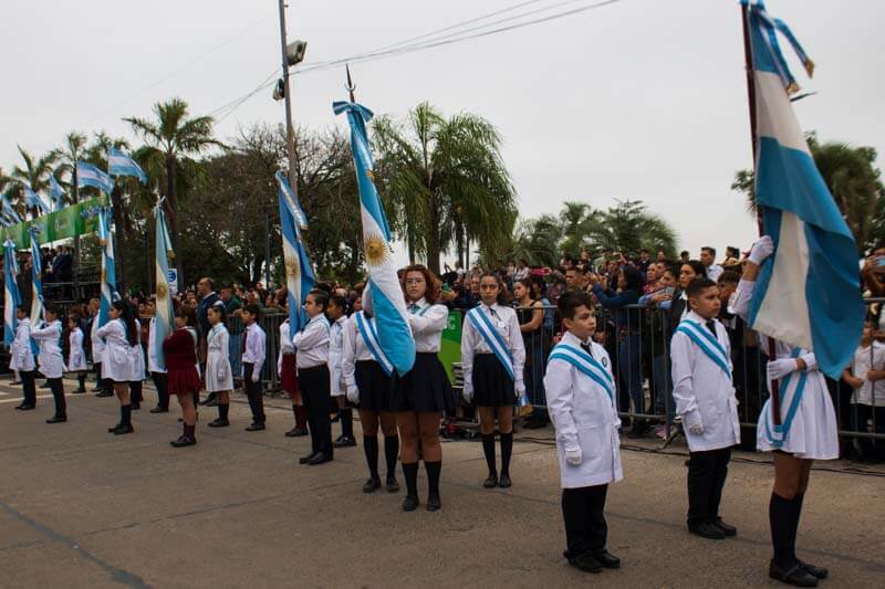 El acto inició con la entonación de las estrofas del himno nacional argentino, interpretado instrumentalmente por la banda de la Policía de Corrientes. La jornada se vio reforzada con la presencia de autoridades escolares y familiares de los alumnos.