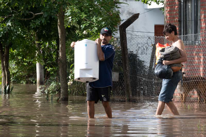 En San Luis del Palmar hay 13 centros de evacuados. En muchas de las viviendas bajo agua queda al menos un familiar en ellas de manera permanente, por temor a varios robos sucedidos en los últimos días.