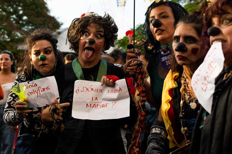 La creatividad volvió a ocupar un lugar central en la convocatoria. Caracterizaciones, maquillaje y representaciones callejeras sirvieron para transmitir mensajes que combinaron denuncia, memoria y participación ciudadana.