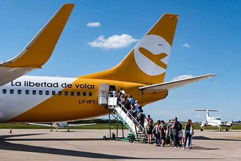 El informe indica que los turistas gastaron un total de 81.464 millones de pesos en alimentos, bebidas, alojamiento, transporte, recreación y compras diversas, lo que suma en promedio $50.788 diarios, y que la caída fue del 3,4% (siempre en relación al mismo periodo de 2023), con estadías medias de 2 días.