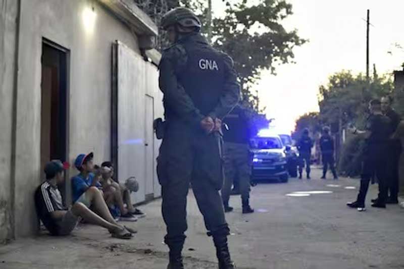 Finalizó afirmando que sus oraciones y las de la Iglesia se dirigen a los familiares de las víctimas que perdieron su vida a causa de la violencia, y exhortó a la sociedad rosarina a aunar esfuerzos para que el Estado y las instituciones puedan brindar espacios comunitarios en los barrios vulnerables, y “crear comunidad” para que los niños, adolescentes y jóvenes tengan un desarrollo humano integral. 
