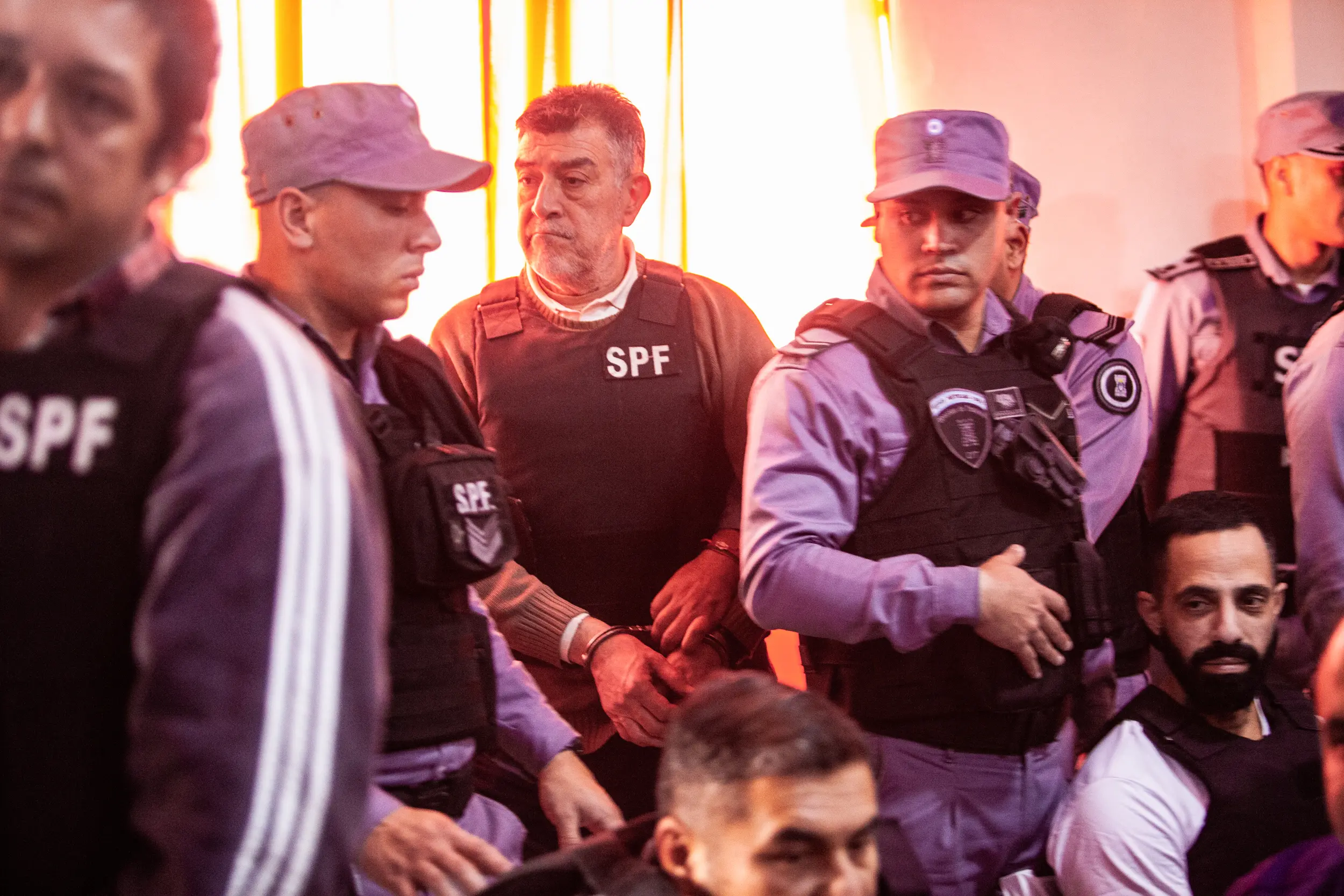 Un importante operativo de seguridad acompa&ntilde;&oacute; el inicio del juicio oral. Los alrededores del edificio permanecieron con cortes de tr&aacute;nsito y una fuerte presencia de fuerzas federales y provinciales, encargadas del traslado y custodia de los seis principales imputados durante la primera jornada del debate.
