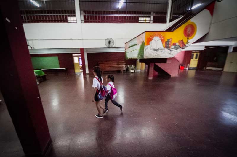 La decisión responde a las advertencias sobre los riesgos para la comunidad educativa en un contexto de altas temperaturas y sequía extrema. Autoridades sanitarias y de seguridad respaldaron la medida para preservar la salud de estudiantes y docentes. Mientras tanto, el gobierno provincial indicó que continuará monitoreando la situación climática para evaluar posibles medidas adicionales.