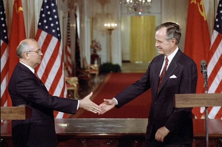 Mijaíl Gorbachov y Ronald Reagan en la cumbre ginebrina de noviembre de 1985. Acuerdo de desarme sellado durante la Guerra Fría por Estados Unidos y Rusia.