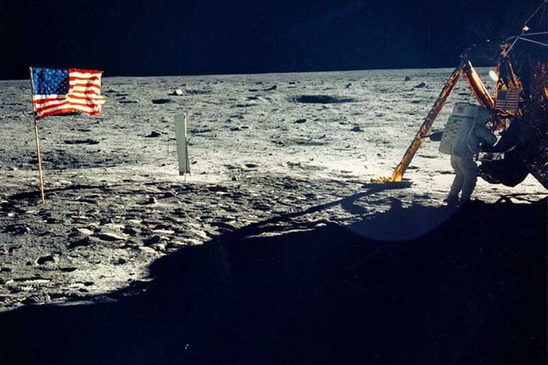 El módulo lunar estaba equipado con una cámara en blanco y negro, fijada en una trampilla accesible desde el exterior y encendida por Armstrong durante su descenso a la Luna, así como una cámara analógica de 16 mm, cuyas imágenes fueron publicadas en diferido. Estas imágenes de calidad mediocre cautivaron al mundo.