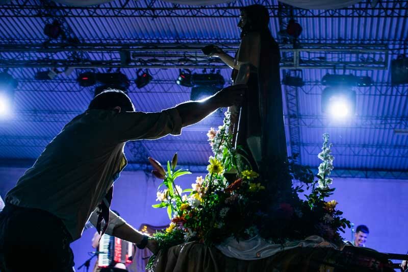 Juan, el Bautista, es quien precedió a Jesús profetizando su arribo, y su fiesta se desplega con todo esplendor desde el viernes hasta el domingo por la madrugada. 