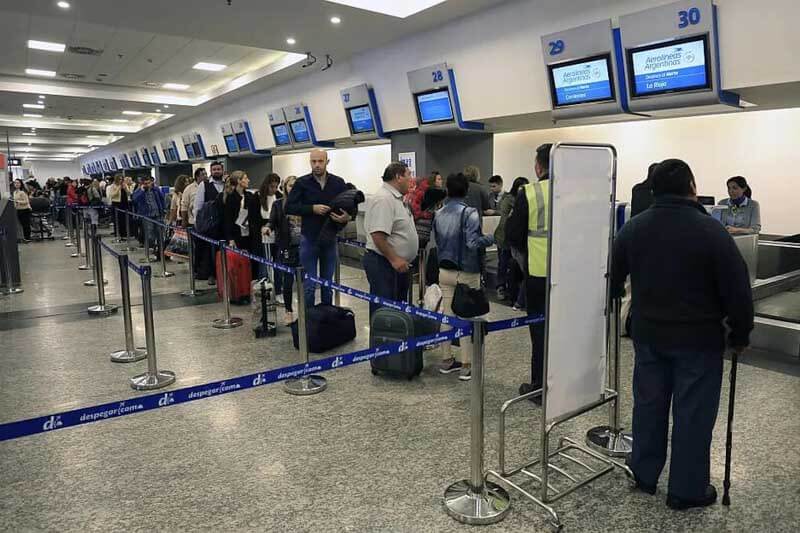 Aerolíneas Argentinas tomó la determinación de permitir a los pasajeros la reprogramación de sus vuelos sin costo adicional. Los viajes internacionales a Miami y Madrid fueron cambiados para la tarde.