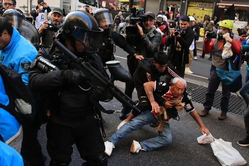 Como se ha vuelto habitual, a la marcha de la clase pasiva se sumaron agrupaciones políticas y sociales, como la Unión de Trabajadores de la Economía Popular (UTEP) y el Frente de Izquierda, entre otras. La policía porteña justificó las agresiones informando que cuando una columna de al menos cien manifestantes intentó cortar la avenida de Mayo para luego dirigirse a la plaza homónima, los agentes los obligaron a ocupar dos carriles de la avenida y los manifestantes se opusieron. 