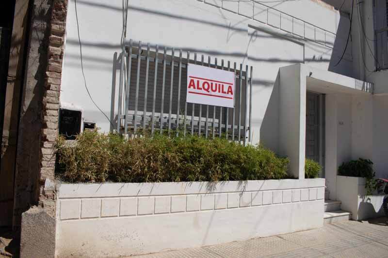 En la región Nordeste, que incluye Corrientes, Chaco, Formosa y Misiones, la inflación de agosto fue de 1,7%, la más baja del país. El acumulado del año en la zona llegó al 17%, mientras que la variación interanual fue de 33,6%.  Los rubros que más aumentaron fueron: Restaurantes y hoteles, con 3,8 %; Vivienda, agua, electricidad, gas y otros combustibles, con 2,9 %; Educación, con 2,6 %; Transporte, con 2,6%; Salud, con 2,4 %; Bebidas alcohólicas y tabaco un 2,1%; y Bienes y servicio un 1,9%.
