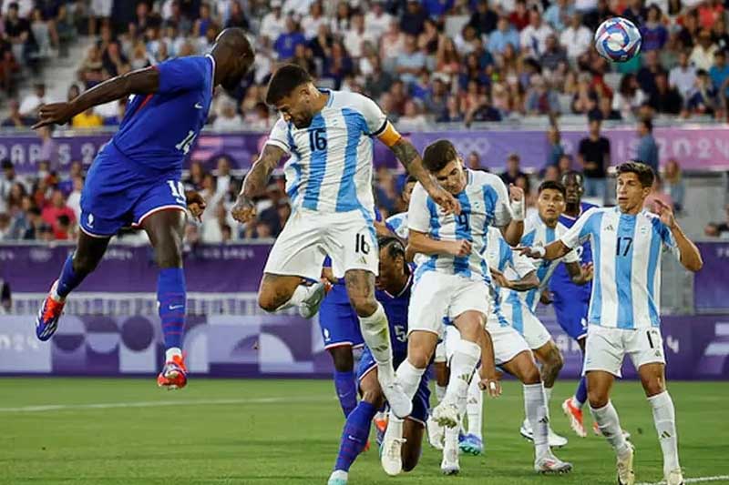 Jean-Philippe Mateta, uno de los tres jugadores mayores permitidos, anotó el gol de la victoria a los cuatro minutos del primer tiempo, adelantándose a Nicolás Otamendi en un córner ejecutado por Michael Olise. 