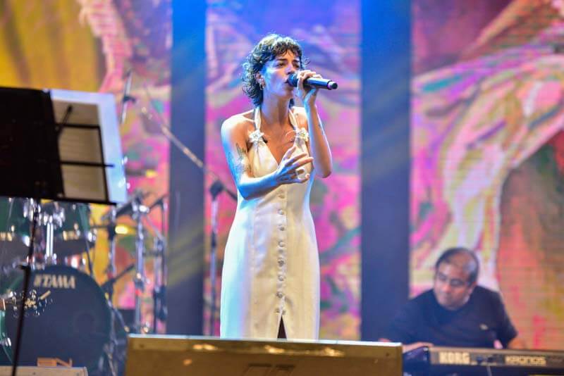La cantante cordobesa de pop y bossa nova desembarcó en el escenario Osvaldo Sosa Cordero, cautivando al público.