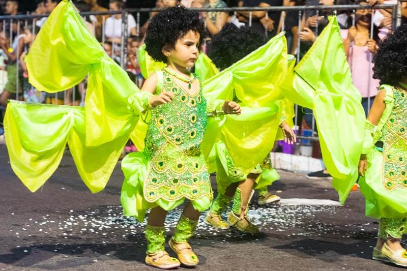 Los diversos y llamativos colores de los trajes, y con carisma, los más pequeños llenaron el desfile de ternura y alegría. 