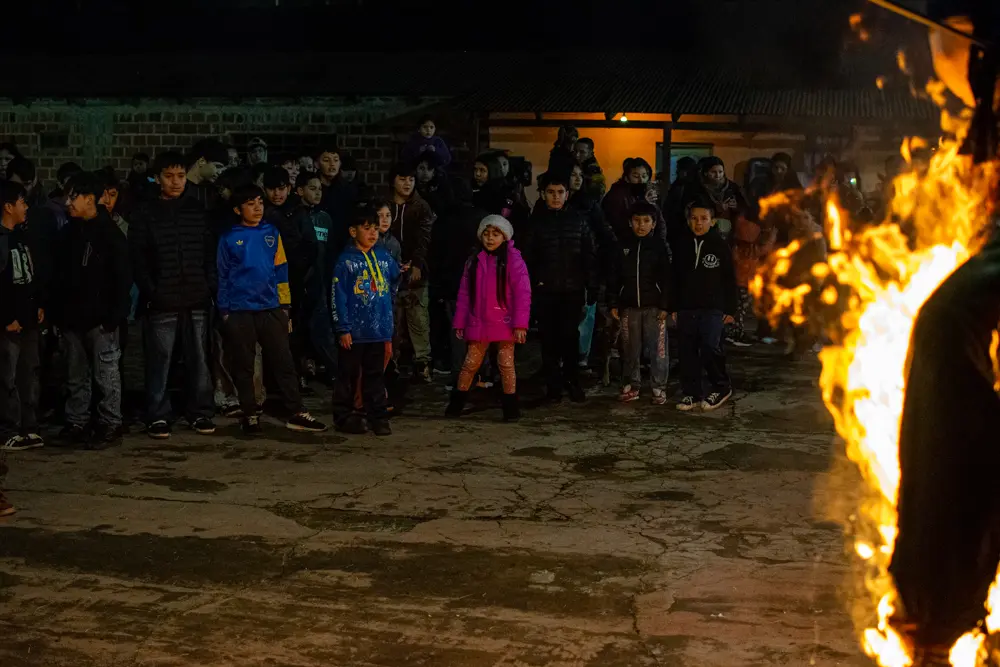 Los m&aacute;s chicos ocupan un lugar central en la celebraci&oacute;n. Entre la curiosidad y el asombro, observan y participan de las actividades que alg&uacute;n d&iacute;a ser&aacute;n parte de su propia memoria. En ellos descansa la continuidad de una tradici&oacute;n que&nbsp; se esfuerza por mantenerse viva.
