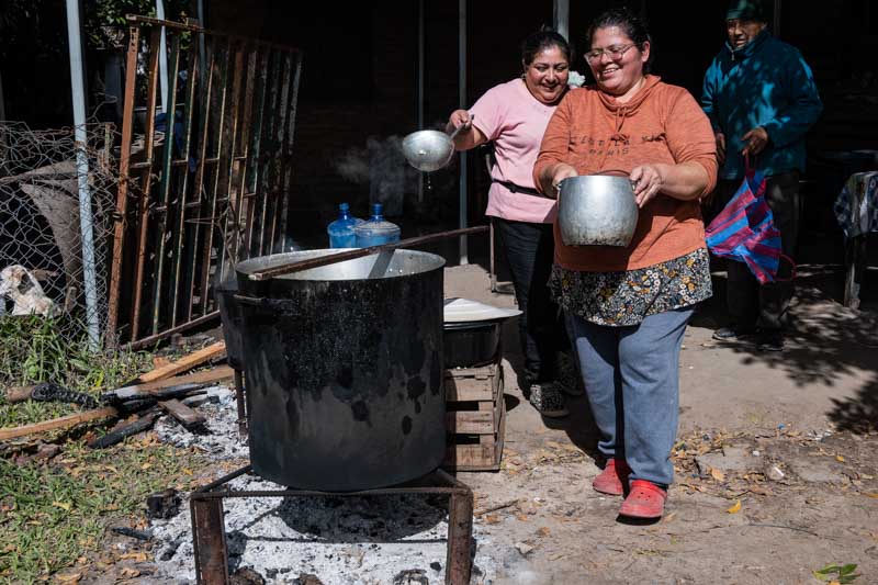 En Argentina suele incluir zapallo, maíz blanco, porotos, chorizo colorado, carne vacuna y panceta. En otras regiones andinas aparecen papas nativas, habas, queso o incluso carne de llama. Lo importante no es tanto el ingrediente como el encuentro.