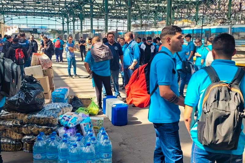 La estación de trenes de Constitución se convirtió en un centro de ayuda desde el fin de semana, donde cientos de personas se acercaron con ropa, alimentos y productos esenciales para las víctimas del temporal en Bahía Blanca. La catástrofe, que dejó al menos 16 muertos y más de 1.400 evacuados, movilizó a organizaciones, clubes y voluntarios que canalizaron la asistencia a través de la Red Solidaria, liderada por Juan Carr, y el apoyo de gremios ferroviarios.