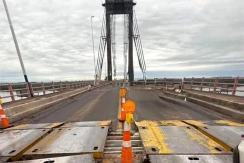 Según dijeron, las tareas concluyeron de manera satisfactoria, tras un periodo de reducción de carriles y demoras que afectaron especialmente en las horas pico. Todo lo cual en estos días reinició la polémica sobre la construcción de un segundo puente, algo que se volvió indispensable para aliviar el peso que soporta el nexo interprovincial desde hace 52 años, y que en la actualidad corresponde a más de 21.000 vehículos por día.