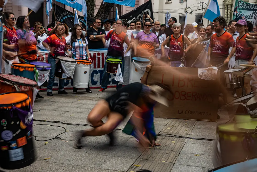 La m&uacute;sica y las intervenciones art&iacute;sticas formaron parte de la convocatoria. Mientras el grupo de percusi&oacute;n marcaba el ritmo de la movilizaci&oacute;n, una performance aport&oacute; otra forma de expresar el rechazo a las reformas debatidas.

