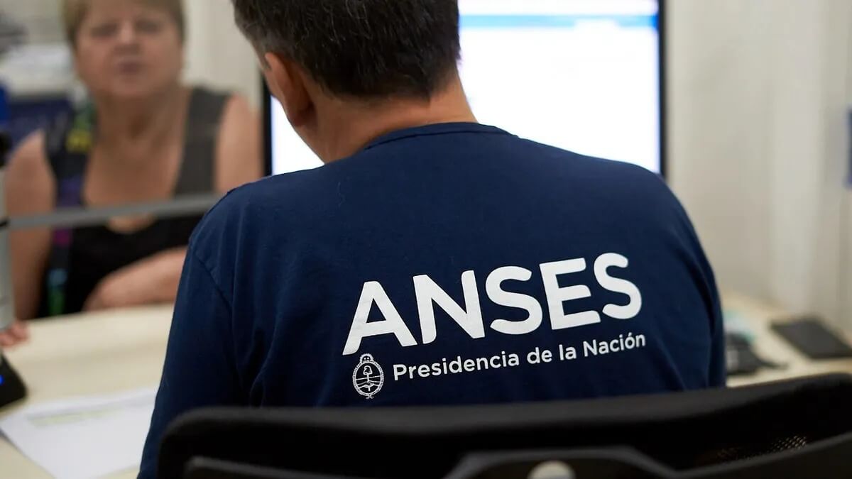 También podrán ser solicitados por trabajadores con un salario de hasta $1.980.000, y el monto debe pagarse en 24, 36 o 48 cuotas, siendo la primera descontada a los 3 meses de recibir el préstamo.