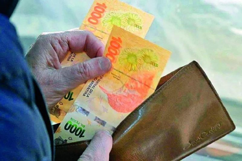 Otro reporte, elaborado por el Observatorio de la Deuda Social Argentina (ODSA) de la UCA, concluye que la inseguridad alimentaria afecta al 15,2% de los trabajadores asalariados a nivel nacional, con un 7% que presenta inseguridad alimentaria. Entre los asalariados registrados este valor desciende notoriamente al 7,4%. En cambio, el colectivo de ocupados no asalariados y trabajadores de servicio doméstico alcanza un 25,3%, la proporción más alta registrada entre los segmentos evaluados. 