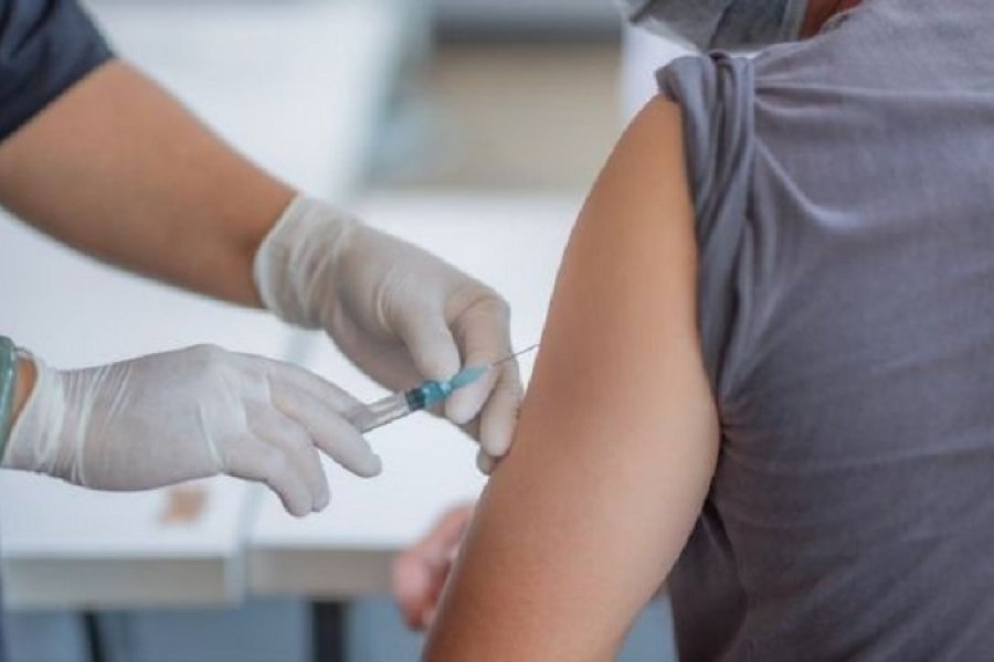 Quienes hayan recibido su última dosis contra el coronavirus con un intervalo de 6 meses o más deben concurrir a las vacunatorios, independientemente del número de aplicaciones con que cuenten, y pueden hacerlo de lunes a viernes de 8 a 12 y de 15 a 18, y sábado de 9 a 12, en la estación saludable de la plaza Cabral. Asimismo, en los CAPS 1 (San José), 5 (Dr. Montaña), 9 (17 de Agosto) y 14 (Juan de Vera), de 8 a 12 y de 14 a 18.
