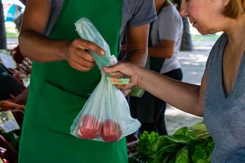 Con el objetivo de recibir una alimentación adecuada (canasta básica alimentaria), ese mismo grupo familiar requirió $324.670,80, por debajo de lo cual cayó en la indigencia. Ambas canastas sufrieron, entre 2023 y este año, incrementos del 277,70% y del 289,94%, en la total y la alimentaria, respectivamente.