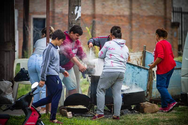 Los barrios de la ciudad también tenían sus puestos, donde se podía ver el esfuerzo y dedicación de quienes trabajan día a día para ofrecer estos manjares, en los que se mezcla la tradición, la pasión y el sabor único de cada uno de ellos.