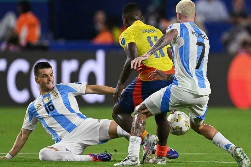 Durante el tiempo regular Argentina modificó su formación defensiva para contrarrestar los avances colombianos. Los cambios realizados por Lionel Scaloni fueron cruciales, especialmente el ingreso de Leandro Paredes y Giovani Lo Celso, quienes participaron activamente en la jugada del gol decisivo. Lautaro Martínez aprovechó un pase de Lo Celso para definir con precisión.