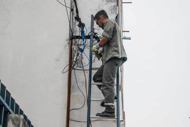 Sin cambiar el tarifario, la decisión, publicada recientemente por el Ministerio de Economía, afectaría a aproximadamente 9,5 millones de hogares, reflejándose en las próximas facturas de electricidad. Por lo pronto, habrá que esperar a que el Gobierno ratifique o rectifique el cuadro de precios.