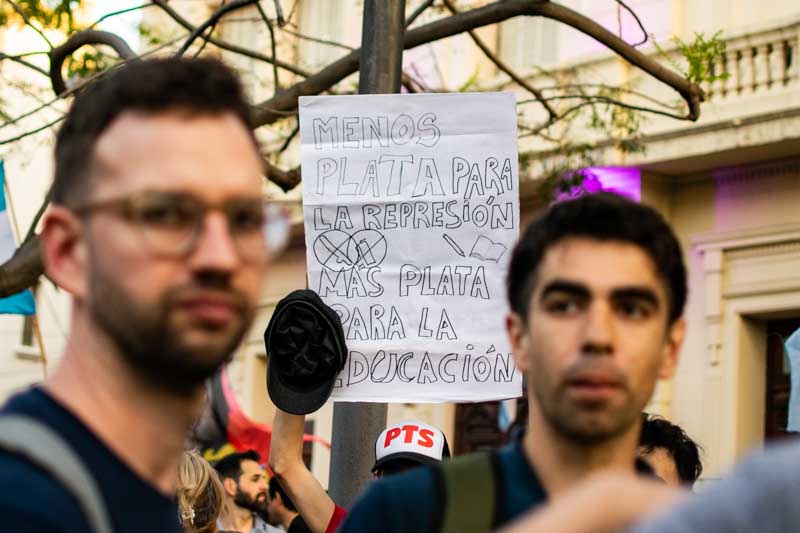 Desde el Consejo Interuniversitario Nacional señalaron que las transferencias al sistema universitario registraron una caída del 45,6%. Además, indicaron que persisten dificultades presupuestarias para el funcionamiento de las universidades nacionales y para la continuidad de programas de asistencia estudiantil.