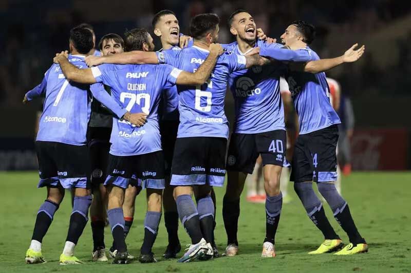 En lo que se refiere a la segunda competición más importante del continente, en el mismo horario Libertad recibirá a Cruzeiro, Lanús a Independiente Medellín, Fortaleza a Corinthians y Atlético Paranaense a Racing Club.