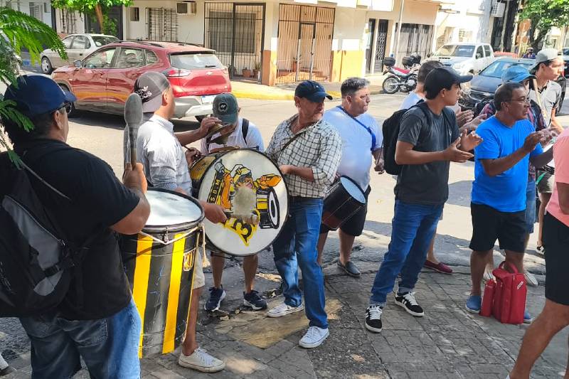 Los propietarios de la empresa -según manifestaron los protestantes- no cumplieron con ningún compromiso económico tras el cierre. Asimismo, cuestionaron la forma en que se produjo el cierre, ya que 