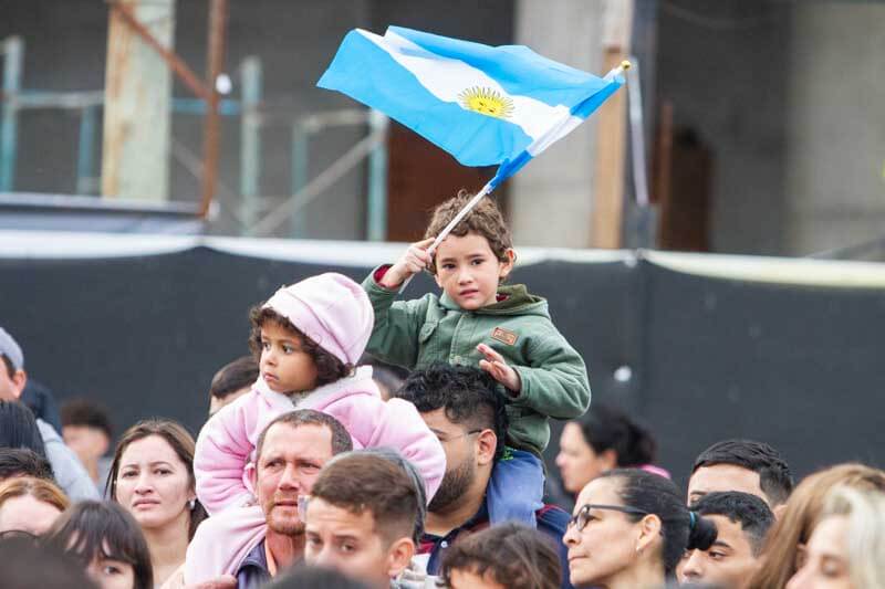 En la ciudad de Corrientes, la celebración tuvo lugar en la avenida costanera Juan Pablo II. La avenida se vio inundada de banderas argentinas, mientras los estudiantes desfilaban con orgullo y entusiasmo.