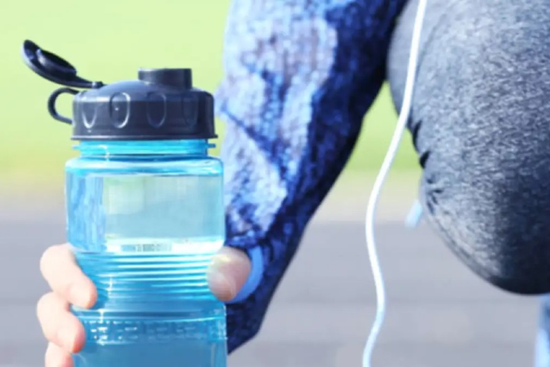 Puede causar hidroarsenicismo crónico regional endémico, que incrementa el riesgo de cáncer de pulmón y laringe, además de afecciones respiratorias crónicas y fibrosis pulmonar. Las provincias más complicadas son: Buenos Aires (sobre todo en Tres Arroyos, Balcarce, Junín, Mar de Ajó, Monte, Navarro, Cañuelas, Azul, Tandil, Necochea, Pehuajó, Olavarría, La Plata, San Nicolás, Zárate, etc.), Córdoba, Santa Fe, Entre Ríos, Santiago del Estero, Tucumán y La Pampa, entre otras. 