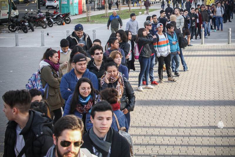El informe se realizó con los datos de 31 aglomerados urbanos de la encuesta permanente de hogares, y revela que en los primeros meses en Argentina 350 mil personas perdieron su empleo. Dentro de la población ocupada la tasa de informalidad fue del 42,0%. Sobre el total de personas con empleo un 10% manifestó que el salario resulta insuficiente para cubrir las necesidades básicas y se encuentra buscando otra fuente de ingresos.