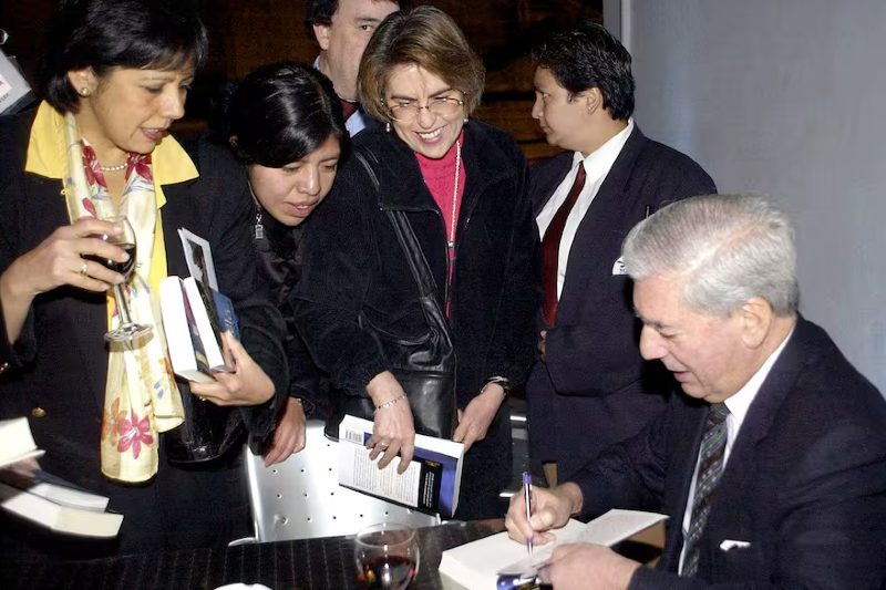 Participó en política y simpatizó con el comunismo en su juventud, pero en la década de 1980 se adscribió al liberalismo. Fue candidato a la presidencia del Perú en las elecciones de 1990, pero perdió en segunda vuelta contra Alberto Fujimori. En 2011 fue nombrado primer marqués por el rey Juan Carlos I de España. En 2021 fue elegido miembro de la Academia francesa, convirtiéndose en el segundo latinoamericano que llegaba allí después del argentino Héctor Bianciotti.