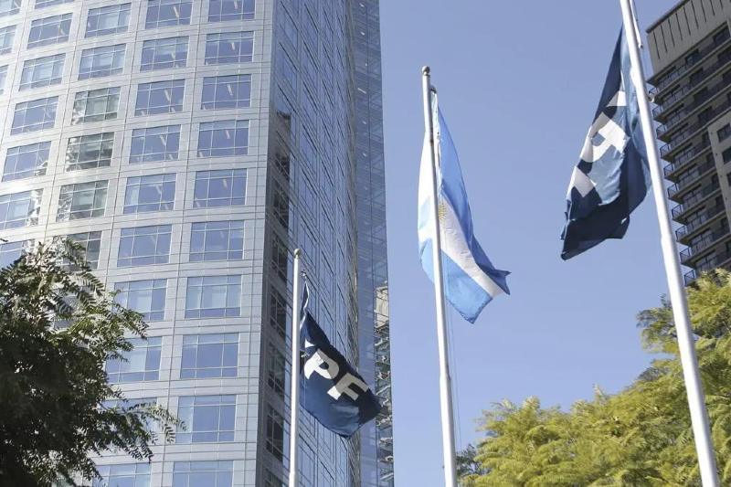 La empresa Burford ya había intentado quedarse con acciones y activos del Banco Nación, Aerolíneas y hasta del BCRA como forma de pago, pero no tuvo éxito. Las opciones de los abogados defensores de Argentina son apelar la sentencia -y tratar de escalar a la Corte Suprema de Justicia de EEUU- y pedir una suspensión de la ejecución de la misma, y ganar tiempo en la apelación. 