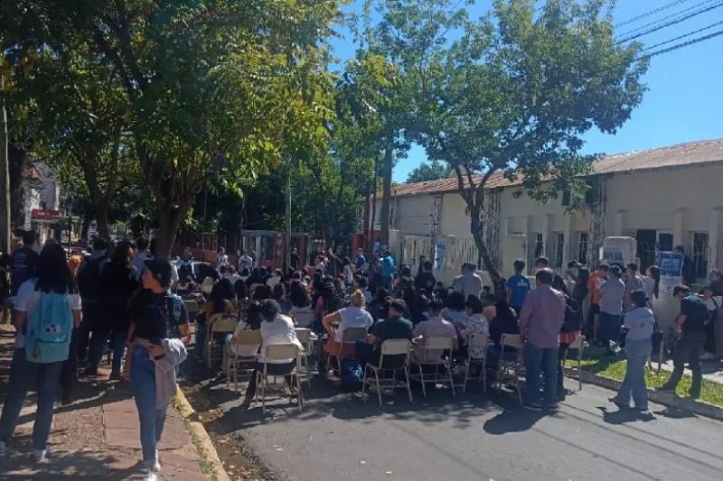 Continuando con la medida de fuerza en la que participan los estudiantes de la Universidad Nacional del Nordeste (UNNE), mañana se realizará a las 9 una clase pública frente a la sede del Rectorado, y por la tarde habrá un festival concertado en el campus Libertad (Corrientes).