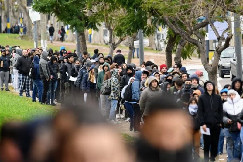 Durante 2025, 153.847 trabajadores registrados despedidos sin causa comenzaron a cobrar el seguro o la Prestación por Desempleo, según datos oficiales de la Seguridad Social. La asistencia mostró una suba sostenida y alcanzó su punto máximo en diciembre, con 103.654 beneficiarios activos y un pago promedio de $276.944, el registro mensual más alto del año.

El mayor impacto sectorial se concentró en la industria manufacturera (36.648 casos), seguida por el comercio (32.630) y la construcción (25.311), actividades ligadas al consumo y la producción.