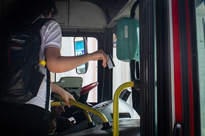 Los alumnos de ambos niveles podrán viajar sin costo desde las 6.30 hasta las 19, debido a que el Estado municipal habilitó recientemente el boleto estudiantil gratuito para estas jornadas, con el objetivo de garantizar el acceso a las clases complementarias dispuestas por la cartera educativa. 