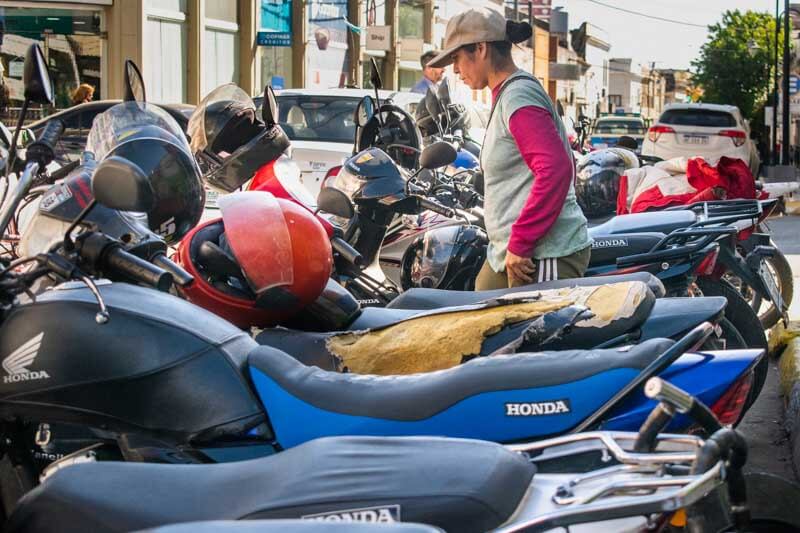 Este trabajo, muchas veces subestimado, es vital para evitar robos y daños en las motos.