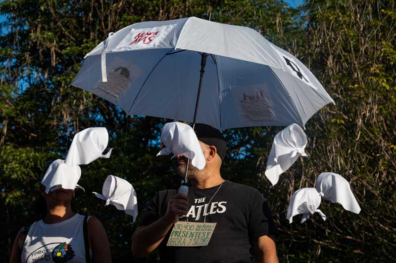 Entre los asistentes los pañuelos blancos y otros símbolos históricos acompañaron la movilización, como parte de una construcción de memoria compartida.