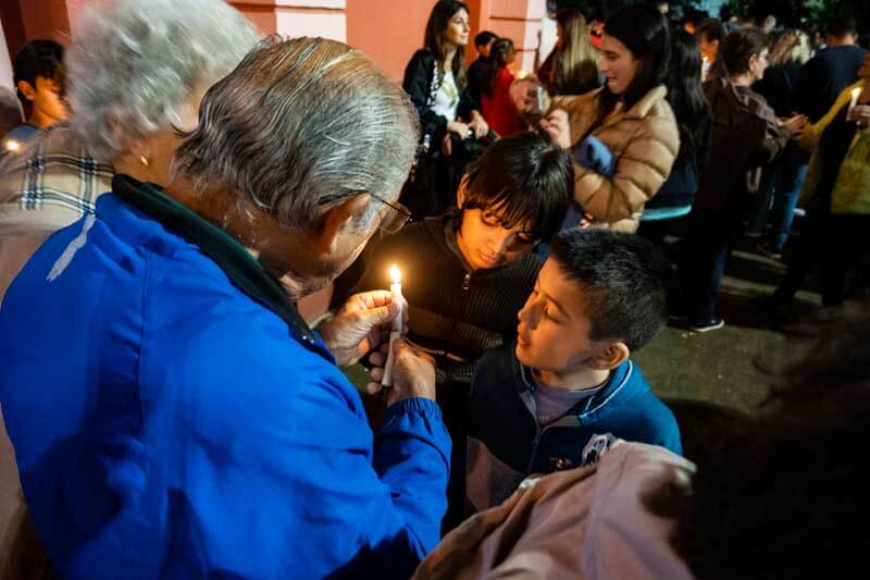 En esta noche no solo se unen las familias correntinas, sino que también se enaltece la fiesta religiosa y se reafirma la identidad cultural de la región.