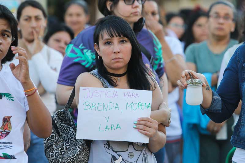 Esta mañana confirmaron que los tres cuerpos hallados en una casa de Florencio Varela corresponden a Brenda del Castillo, Morena Verri (ambas de 20 años) y a Lara Morena Gutiérrez (de 15) quienes se encontraban desaparecidas desde el viernes. Ese día habían subido a una camioneta blanca con patente adulterada en la rotonda de La Tablada y, poco después, apagaron sus teléfonos al mismo tiempo.
