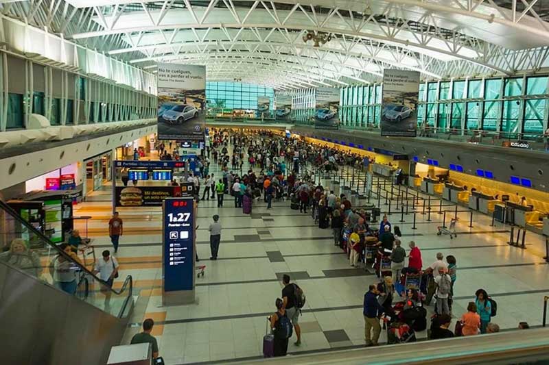 Por su parte, EANA recordó que la navegación aérea es un servicio esencial, lo que obliga al sindicato a avisar las medidas con cinco días de antelación y garantizar al menos el 45% de la operatividad. Pese a la confirmación de las medidas de fuerza, aún no existe un cronograma oficial de paros, lo que abre una última ventana de negociación. El objetivo del Gobierno es evitar el caos en el sistema aéreo durante un mes que mantiene una alta demanda de vuelos por la temporada de verano.