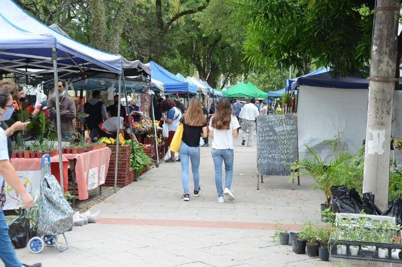 Respecto a las ferias, el 1 de mayo los puesteros estarán en la plaza La Cruz, y el viernes 2 en la plazoleta Los Inmigrantes (barrio Berón de Astrada); plaza República del Perú (Mil Viviendas); plazoleta Evita y en calle Larrea al 3400 (Laguna Seca). El sábado 3 estarán en el parque Mitre, de 8 a 13, y en el paseo Arazaty lo harán desde el jueves hasta el domingo, de 10 a 22 horas. Los mercados atenderán desde el 2 en adelante.