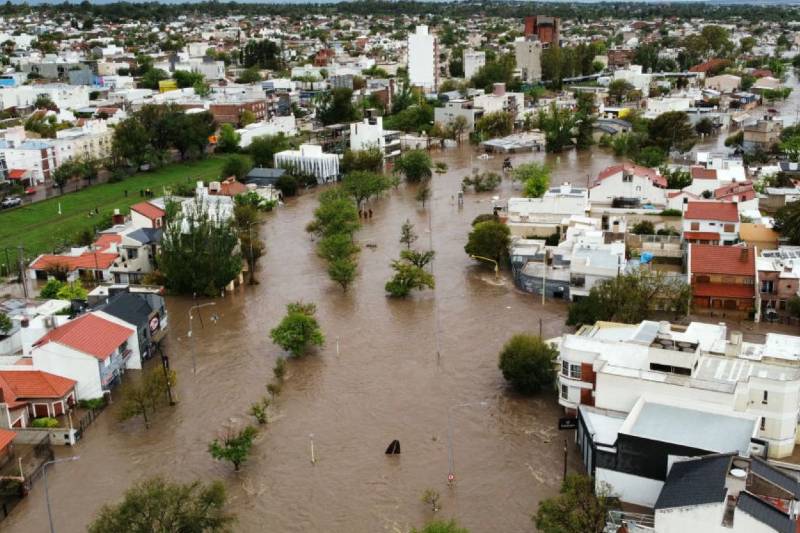 Habilitaron comedores y centros comunitarios para la entrega de viandas y alimentos calientes en distintos barrios. Además, Dow Center (Rodríguez 4985) y la sede de la Universidad Nacional del Sur, en Alem 1253, reciben donaciones de agua, alimentos, frazadas, ropa de abrigo y elementos de higiene personal. También está la cuenta solidaria bahiaxbahia, a nombre de la Municipalidad local, que recibe donaciones monetarias para los damnificados.