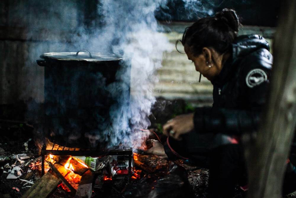 La asistencia social en el barrio va más allá de la entrega de alimentos. Es una tarea compleja que incluye a una escucha activa, la gestión de recursos y una voluntad inquebrantable de mejorar las condiciones de vida de cada vecino.