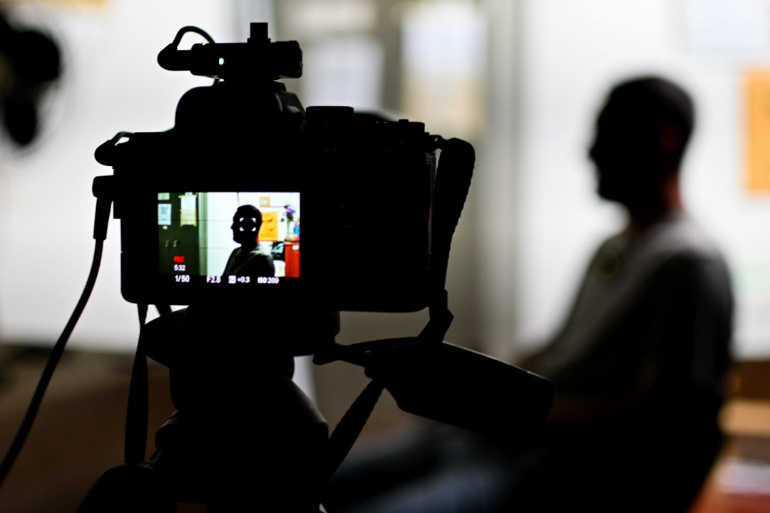 La presentación contará con un panel integrado por el médico psiquiatra Gustavo Gómez, el presidente de Lotería Chaqueña, Lucas Apud Masin,  el interventor del instituto local, Héctor Javier Bee Sellares y el director del documental  Joaquín Meabe. El objetivo de la producción es generar un espacio de debate sobre los riesgos de la ludopatía y el juego clandestino en la sociedad actual.